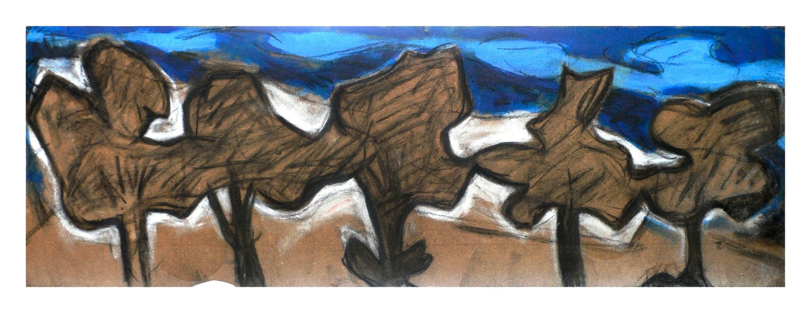 Reihe brauner baumartiger Silhouetten mit schwarzen Stämmen, weißen Zwischenräumen und leuchtend blauem Himmelsband