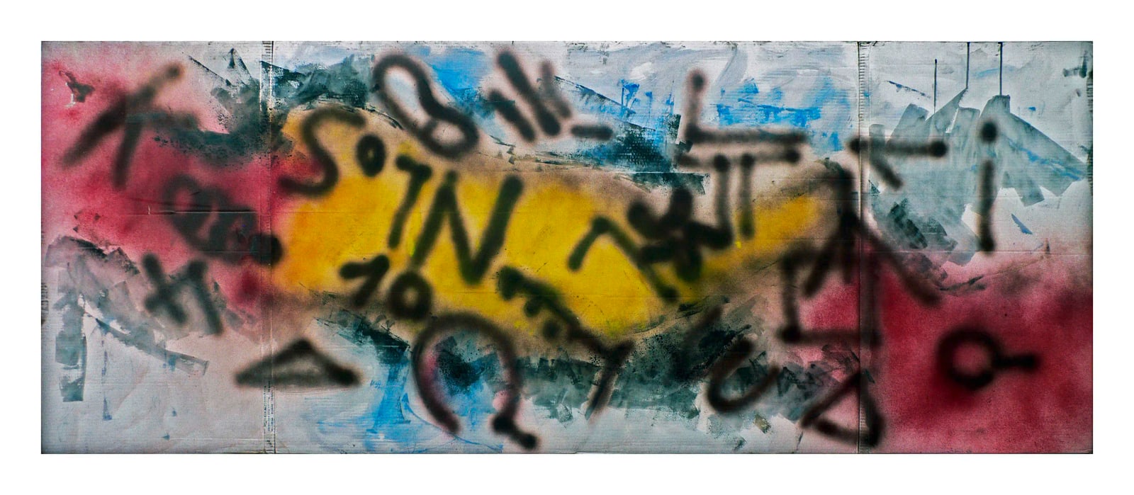 Sprühbildartige schwarze Zeichen und Kreise über gelben, rosa und hellblauen Farbzonen auf blassem Grund
